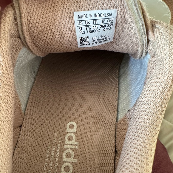 Adidas Superstar size 9 with minimal wear. - Picture 8 of 9